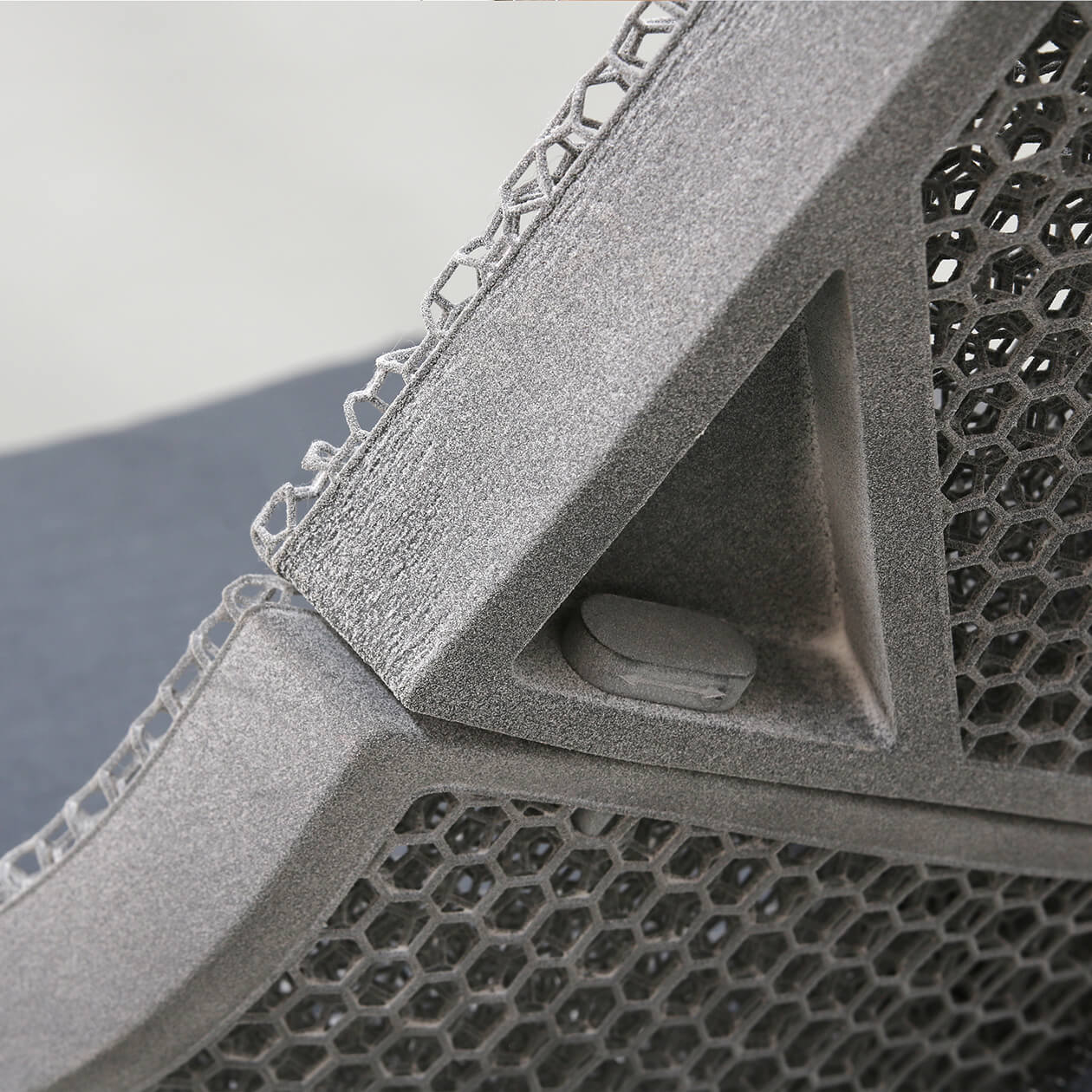 Close-up of the backrest of a loungechair with a gray lattice structure from behind.