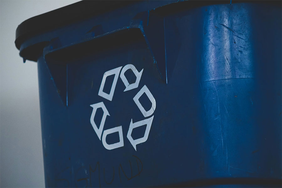 A blue recycling bin, marked with the white recycling symbol, symbolizes BASF Forward AM's commitment to sustainability and environmental responsibility in the additive manufacturing industry.